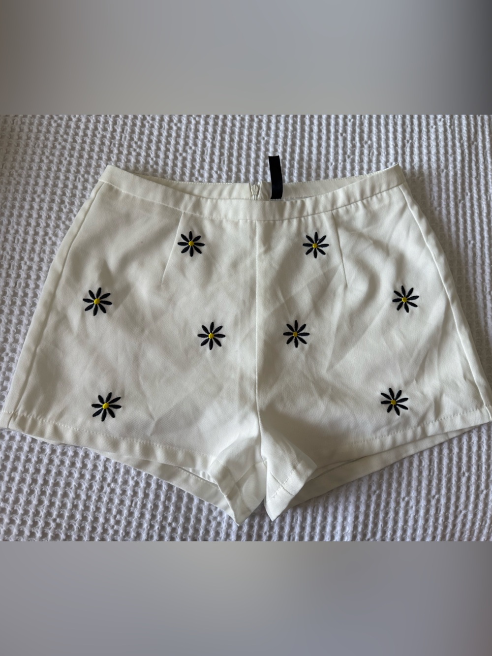 White Daisy Embroidered Women's Shorts